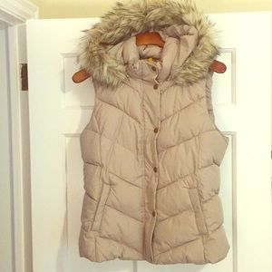Gap winter vest with faux fur hood